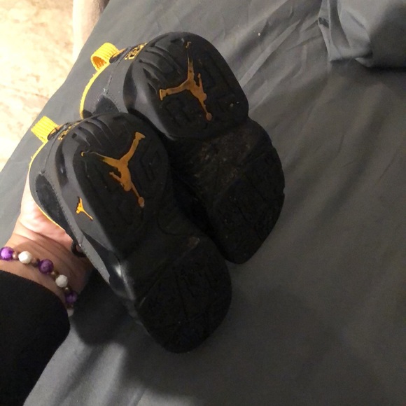 Kids Jordan’s ( price firm) comes with box - Picture 2 of 4